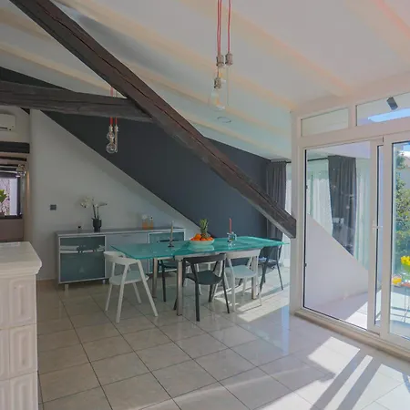 Luxattic Apartment Split