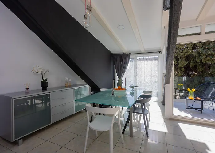 Luxattic *