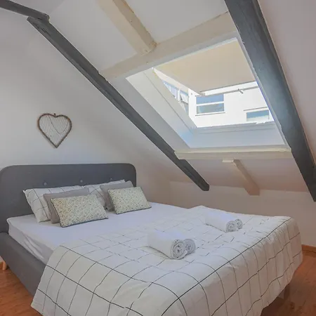Luxattic Daire Split